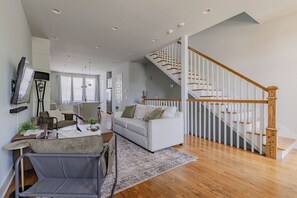 Smart TV - The Golden Hour Patio | 10 Min to Broadway - New Unit! (Nashville)