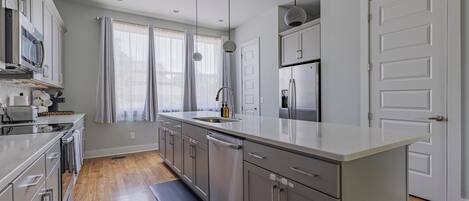 Coffee/tea maker, fridge, microwave, oven