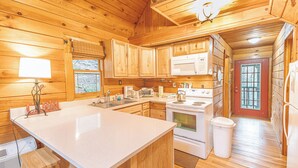 Private kitchen - Cozy Cabin Hideaway in Cave Hollow - Sandstone Dream (Campton)