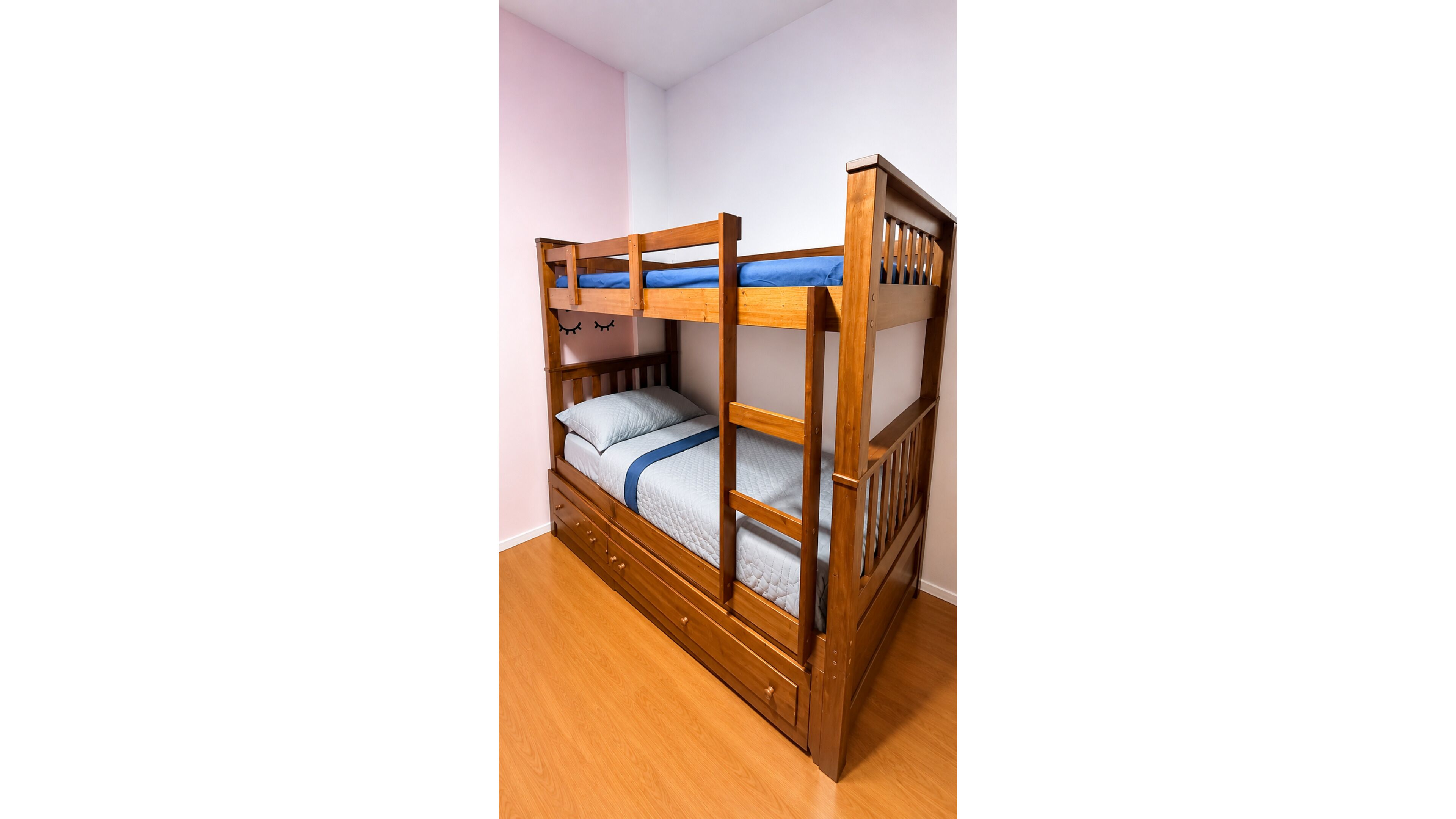 3 bedrooms, iron/ironing board, WiFi (free), bed sheets