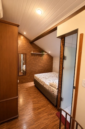 3 bedrooms, iron/ironing board, WiFi (free), bed sheets
