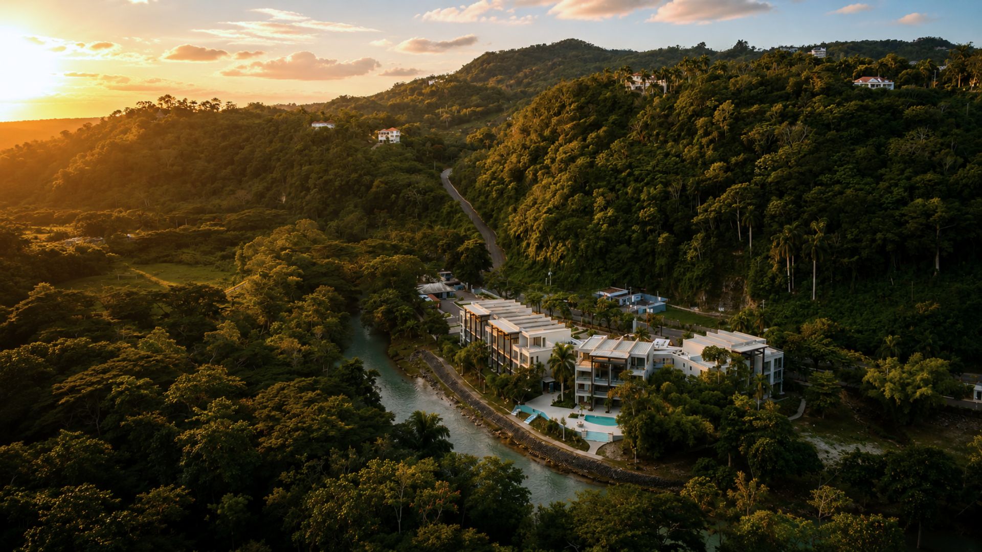 Ein Resort mit mehreren Gebäuden, einem Schwimmbad und einem Weg, der durch einen bewaldeten Bereich führt.