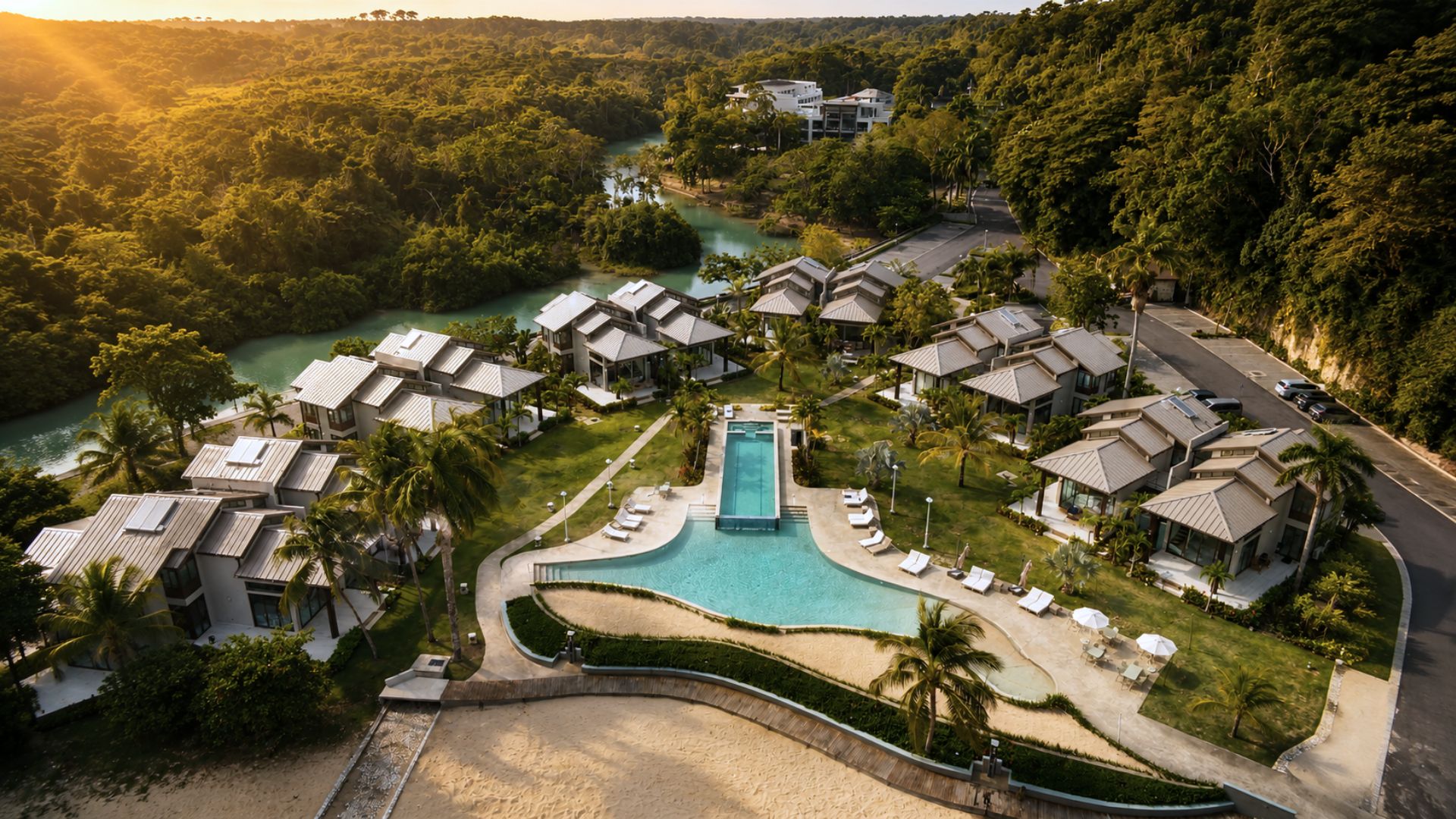 Un complexe hôtelier proposant plusieurs types d’hébergements en style bungalow, une piscine centrale et un espace de plage.