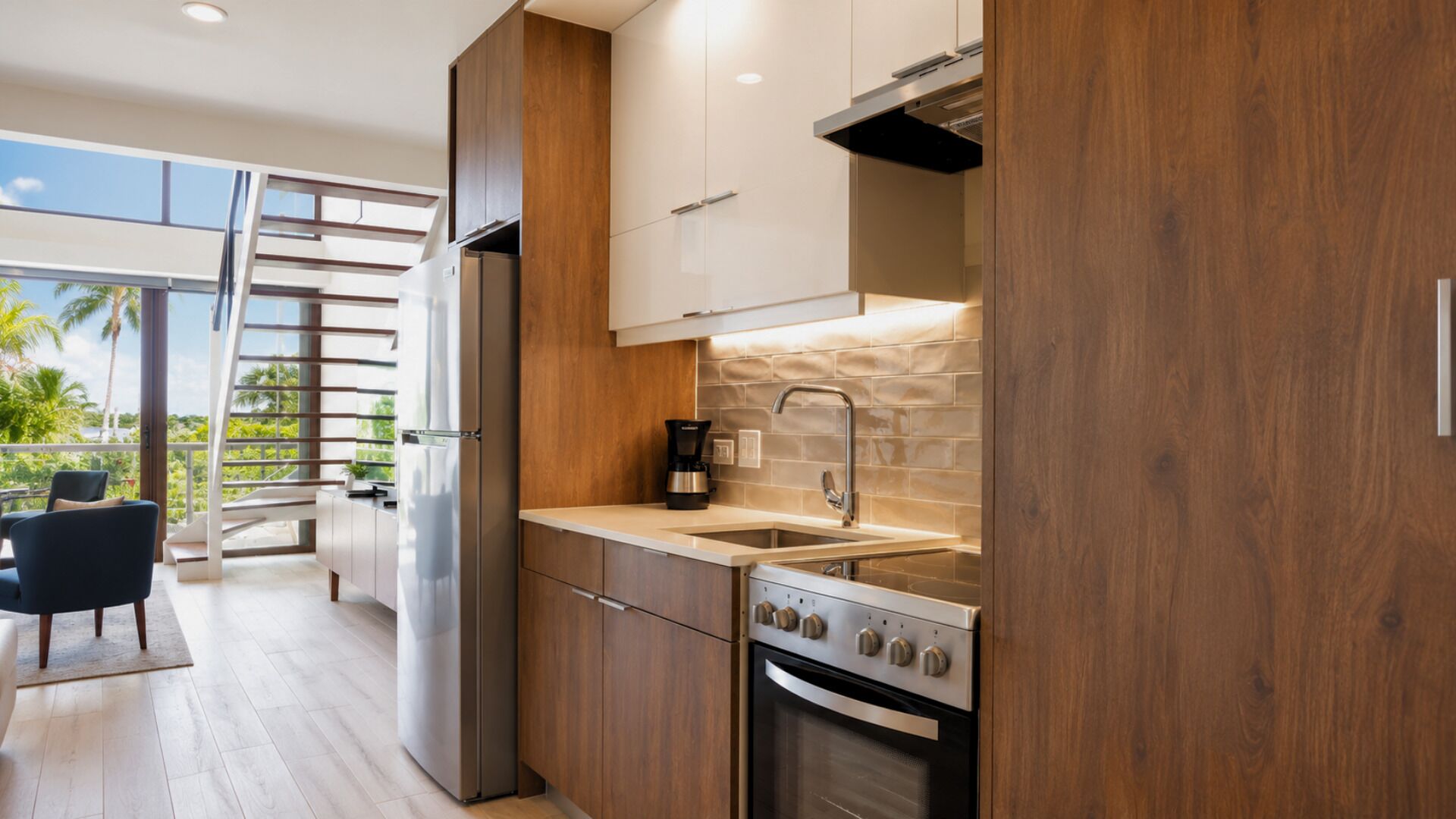 Coffee/tea maker, fridge, microwave, stovetop