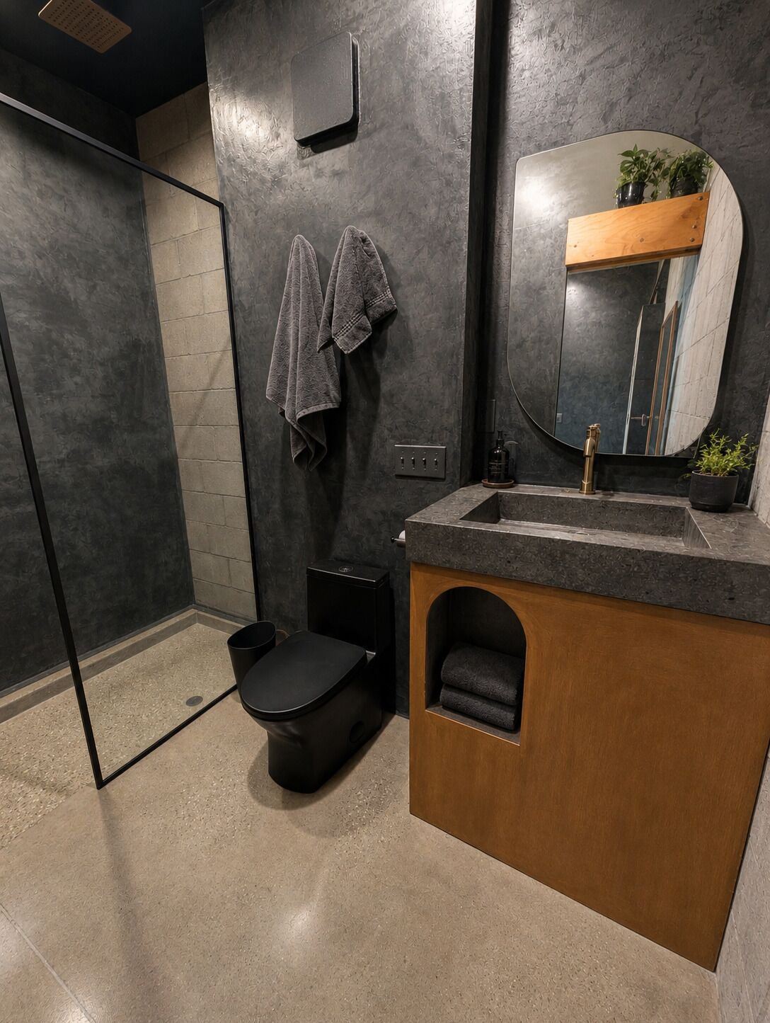 Douche, sèche-cheveux, serviettes fournies, savon