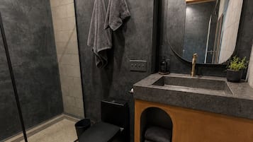 Douche, sèche-cheveux, serviettes fournies, savon