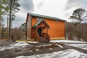Exterior - Highland Cabin w/ Mountain Views in Chalet Village (Gatlinburg)