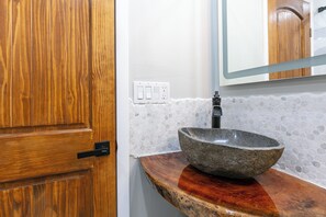 Chuveiro, secador de cabelo, toalhas de banho, sabonete