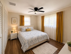 Tabla de planchar con plancha, wifi gratis, ropa de cama