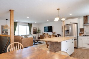 Interior - Apple Orchard Retreat (Idaho Falls)
