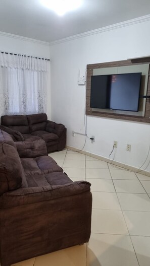 Living area - Duplex 2 dor being 1 suite, covered garage, 2 Split, 2 Smart TV, Prime Video, Globoplay, Max (Florianópolis)