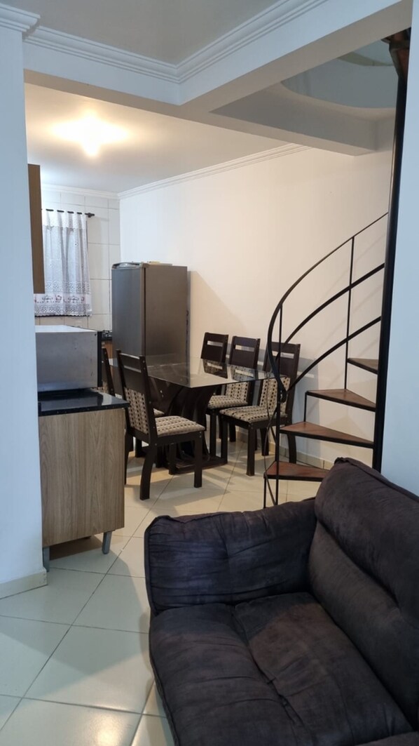 Interior - Duplex 2 dor being 1 suite, covered garage, 2 Split, 2 Smart TV, Prime Video, Globoplay, Max (Florianópolis)