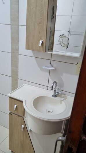 Shower - Duplex 2 dor being 1 suite, covered garage, 2 Split, 2 Smart TV, Prime Video, Globoplay, Max (Florianópolis)