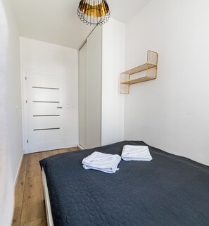 Tabla de planchar con plancha, wifi, ropa de cama