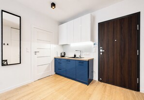 Frigorífico, horno, placa de cocina y lavavajillas