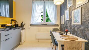 Een koelkast, een oven, een kookplaat, een vaatwasser