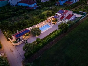 A large house with a swimming pool, solar panels, and a well-maintained garden. - Villa with swimming pool and hot tub (Metković)