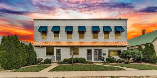Voted #1 place to stay in Newton, KS. Beautiful and spacious loft near downtown.