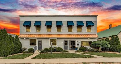 Voted #1 place to stay in Newton, KS. Beautiful and spacious loft near downtown.