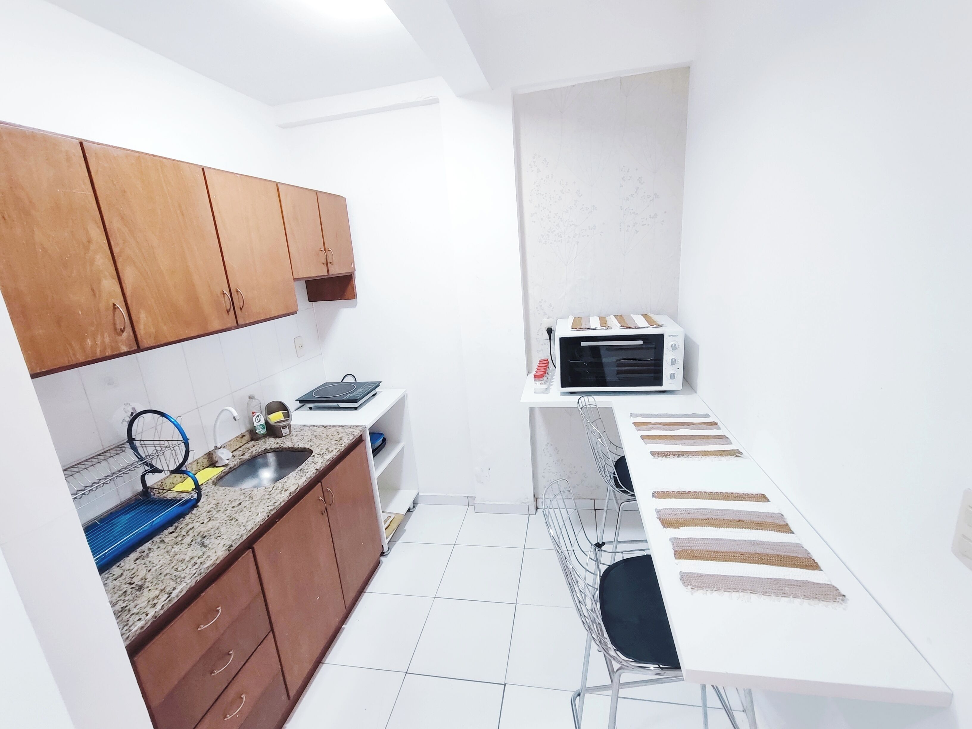 Coffee/tea maker, fridge, oven, stovetop
