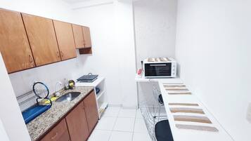 Coffee/tea maker, fridge, oven, stovetop
