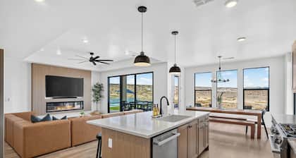 The Clubhouse- Pool, Pickleball, Views, Luxe Villa