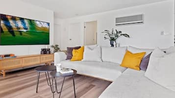 Huoneisto, 2 makuuhuonetta, patio, järvinäköala | Oleskelualue