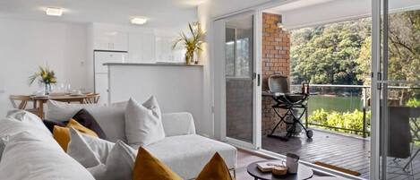 Apartment, 2 Bedrooms, Patio, Lake View | Living area