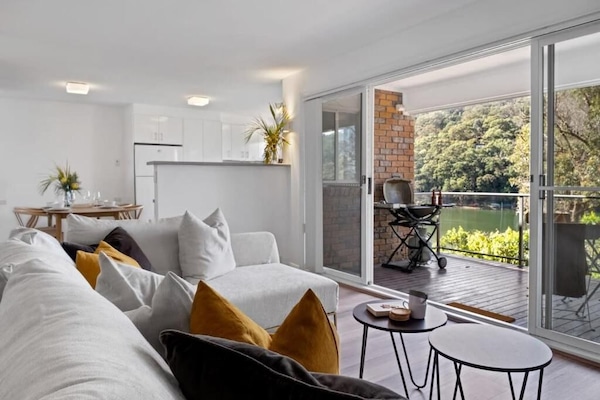 Apartment, 2 Bedrooms, Patio, Lake View | Living area