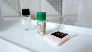 ห้องดีลักซ์ดับเบิล, วิวเมือง | สิ่งอำนวยความสะดวกในห้องน้ำ | รองเท้าสวมภายในห้อง