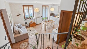 Een modern interieur met een zithoek, eethoek en keuken.