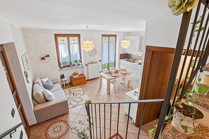 Ein modernes Interieur mit Wohnbereich, Essbereich und Küche.