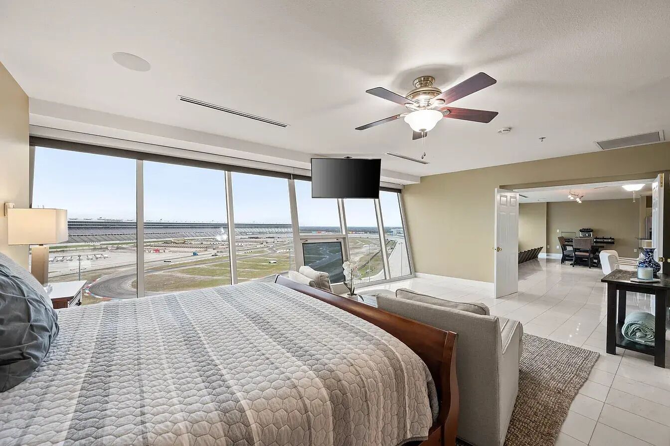 3 bedrooms, iron/ironing board, WiFi (free), bed sheets