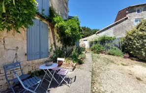 Outdoor dining - Beautiful home in Champagne Mouton with WiFi (Champagne Mouton)