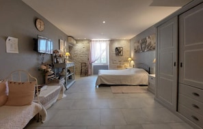 1 bedroom, iron/ironing board, free WiFi - Beautiful home in Champagne Mouton with WiFi (Champagne Mouton)