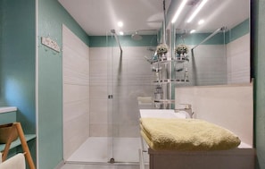 Shower, hair dryer - Beautiful home in Champagne Mouton with WiFi (Champagne Mouton)