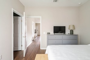 4 bedrooms, WiFi, bed sheets - Merchants Manor 4 Bed 2 Bath Outdoor Dining Propane BBQ (Galveston)