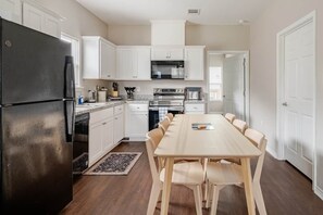Coffee/tea maker, fridge, microwave, oven - Merchants Manor 4 Bed 2 Bath Outdoor Dining Propane BBQ (Galveston)