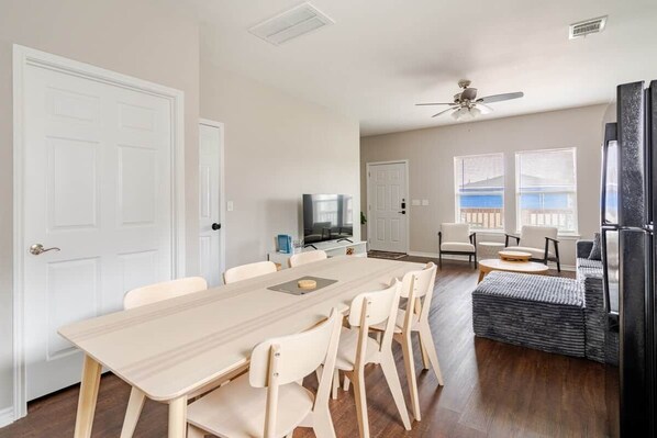 Interior - Merchants Manor 4 Bed 2 Bath Outdoor Dining Propane BBQ (Galveston)