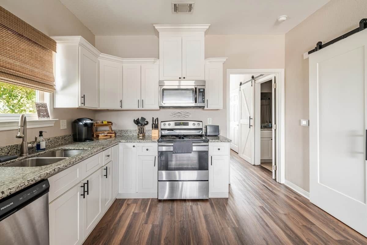 Coffee/tea maker, fridge, microwave, oven