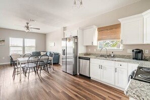 Wasserkocher mit Kaffee-/Teezubehör, Kühlschrank, Mikrowelle, Ofen