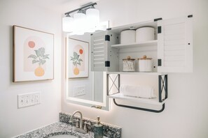 Sèche-cheveux, serviettes fournies, savon, papier toilette
