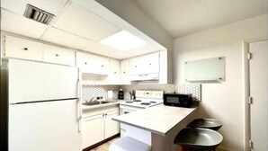 Private kitchen - Cozy 1-bedroom apartment in gorgeous Miami Next to Miami International’s Airport (Miami)
