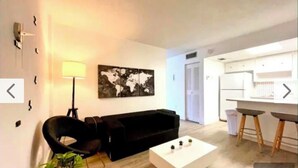 Living area - Cozy 1-bedroom apartment in gorgeous Miami Next to Miami International’s Airport (Miami)