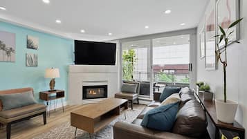 Smart TV, fireplace