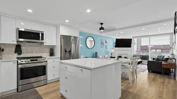 Coffee/tea maker, fridge, microwave, oven
