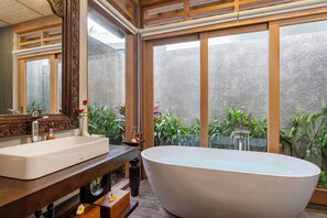 Biệt thự, ban công, quang cảnh thung lũng | Phòng tắm | Bồn tắm và buồng tắm vòi sen riêng, đồ dùng nhà tắm miễn phí 