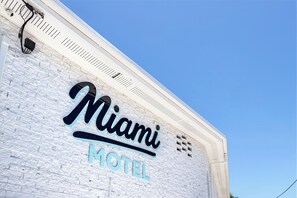 A building with a sign that reads 'Miami Motel.' - Bright Beachside Studio in Miami -1 (Miami)