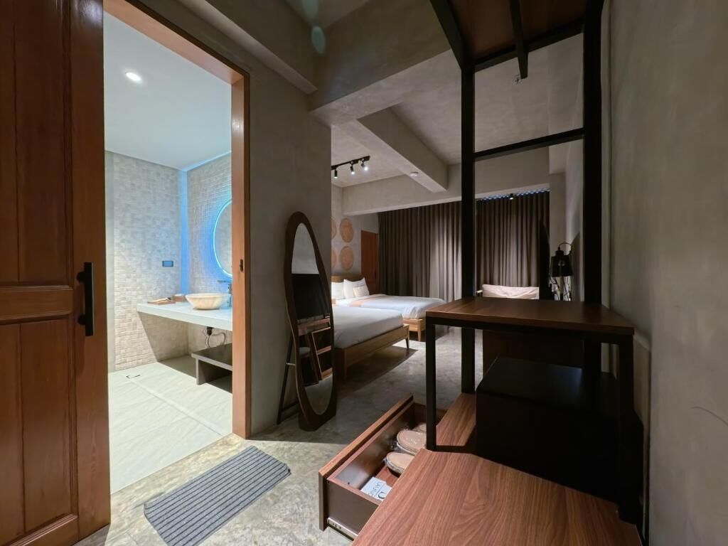 ห้องดีลักซ์สำหรับสี่ท่าน, ระเบียง, เห็นวิวทะเลบางส่วน | ตู้นิรภัยในห้องพัก, ผ้าม่านกันแสง, เตารีด/โต๊ะรีดผ้า, Wi-Fi ฟรี