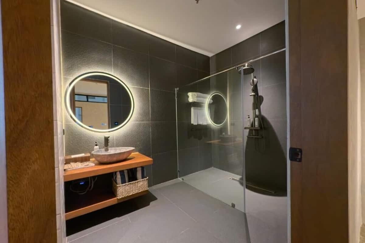 Habitación cuádruple estándar | Baño | Pantuflas